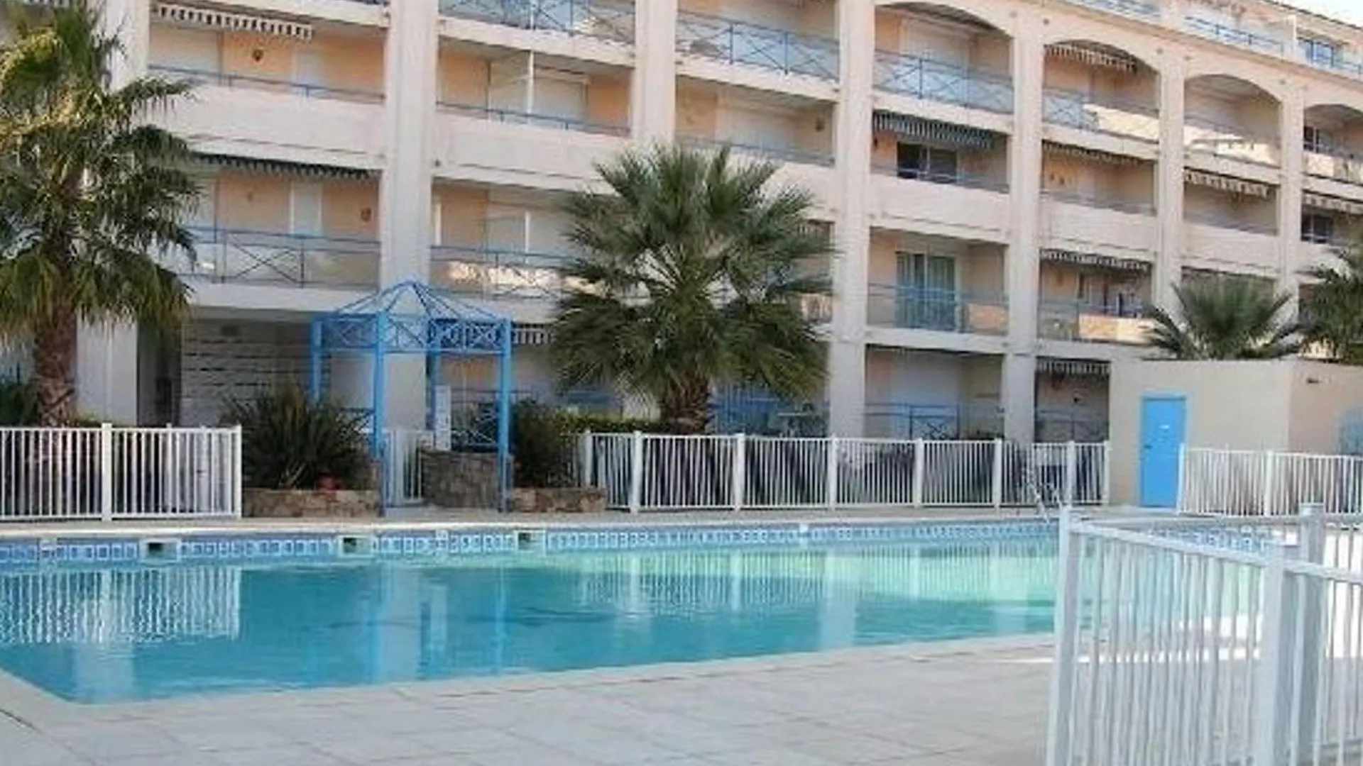 Appartement T2 Avec Coin Nuit, Piscine, Parking Securise, Proche Plage - Le Lavandou - Fr-1-251-743 contacts